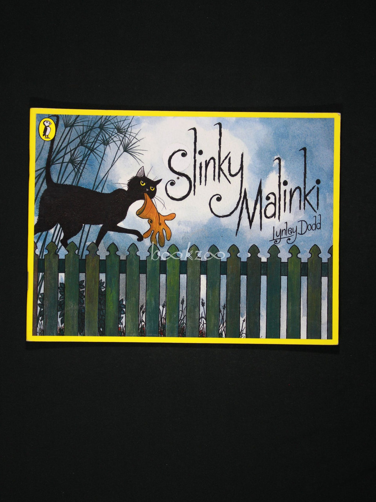 Buy Slinky Malinki by Lynley Dodd at Online bookstore bookzoo.in ...